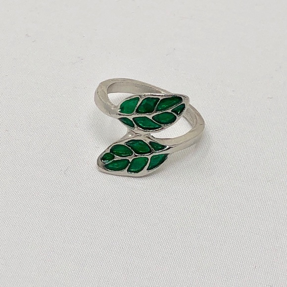 Jewelry - 🎈5 for $35 Silver tone Green Leaf ring size 4.5